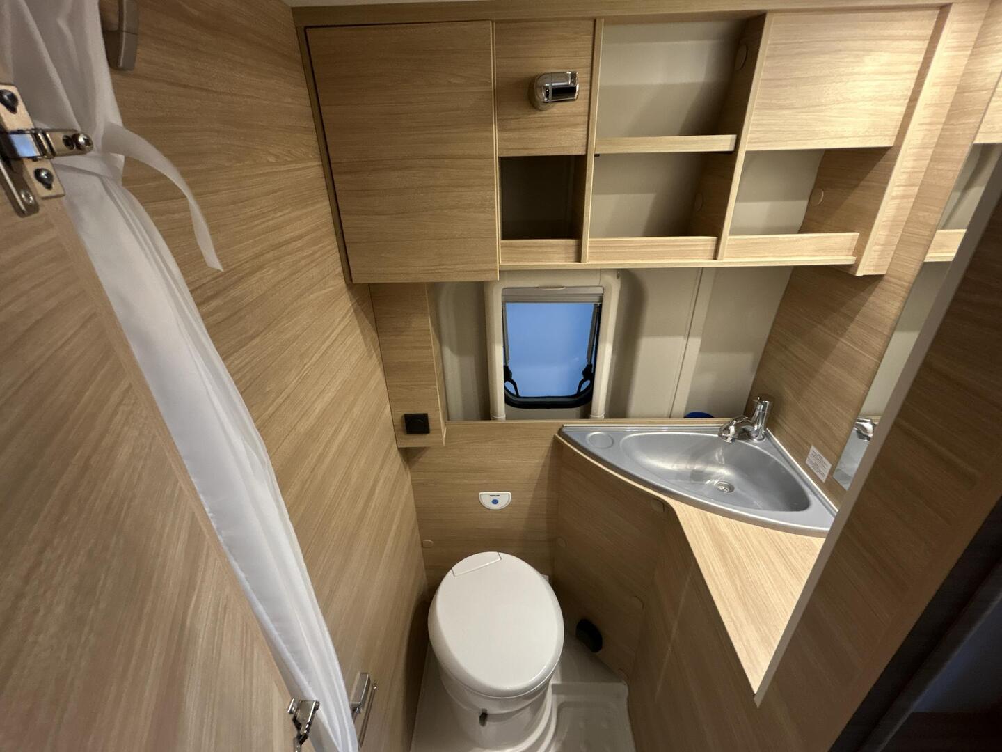 ROADCAR VAN R 600 2024