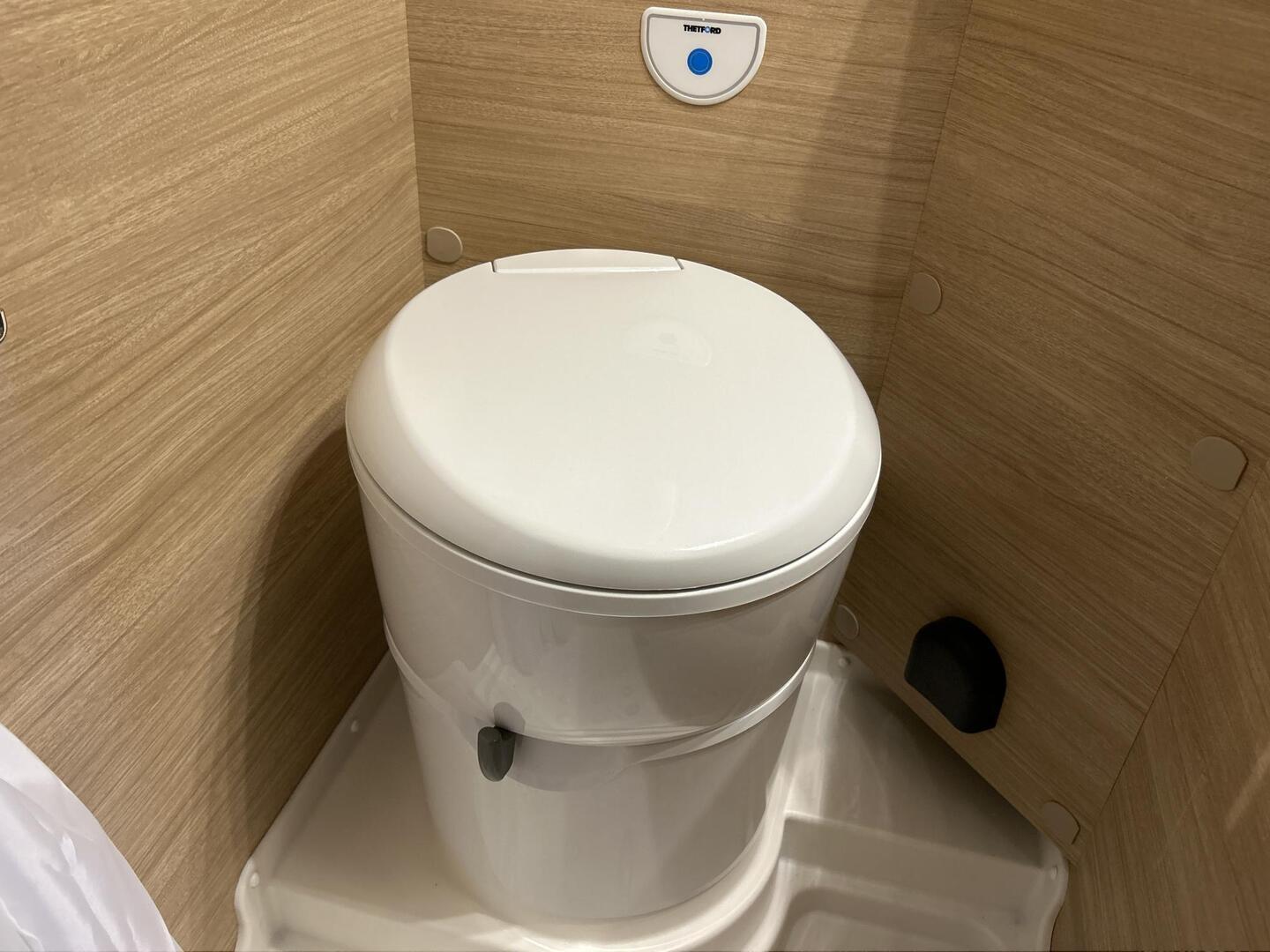 ROADCAR VAN R 600 2024