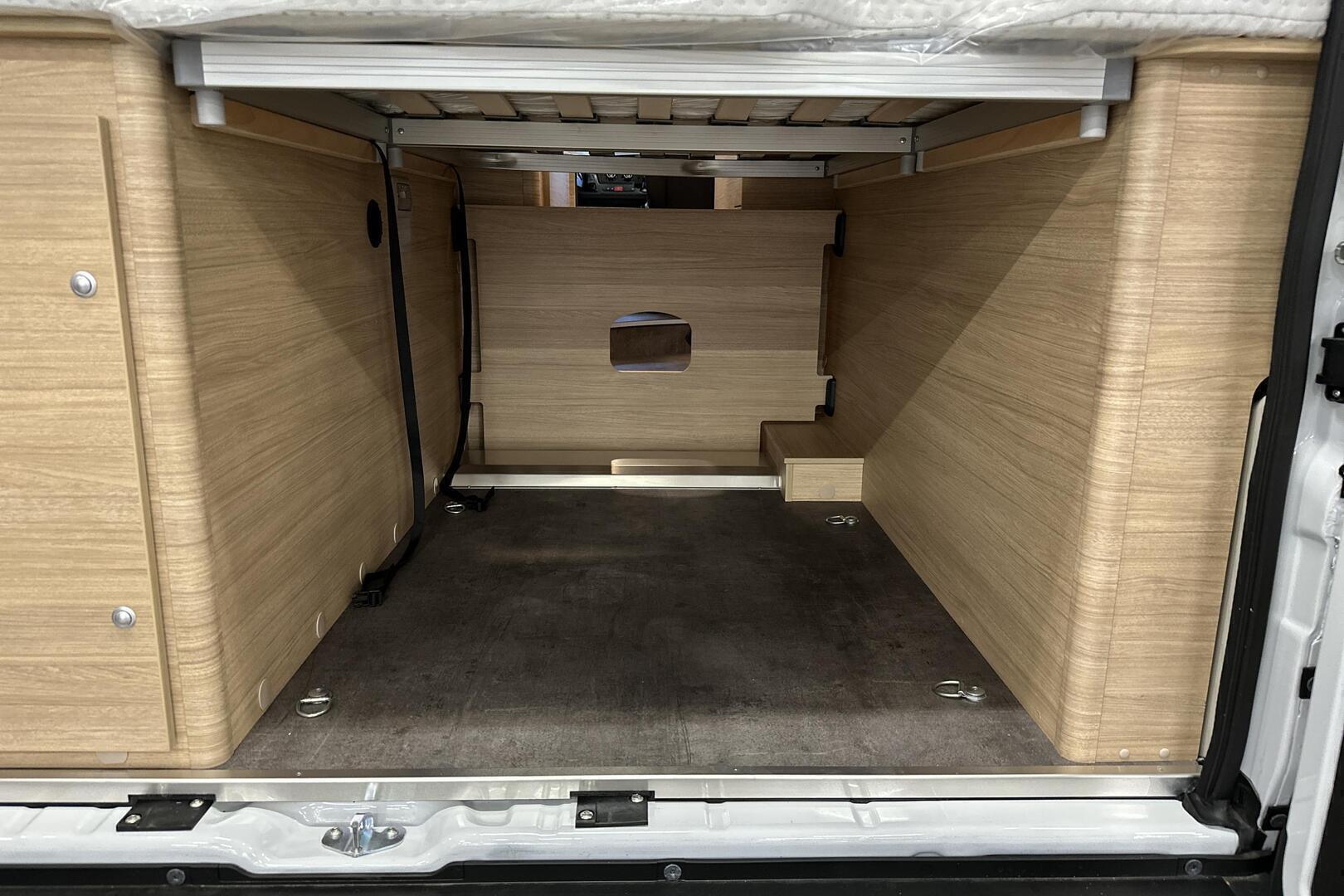 ROADCAR VAN R 600 2024