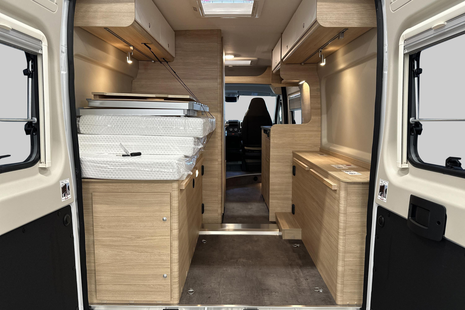 ROADCAR VAN R 600 2024