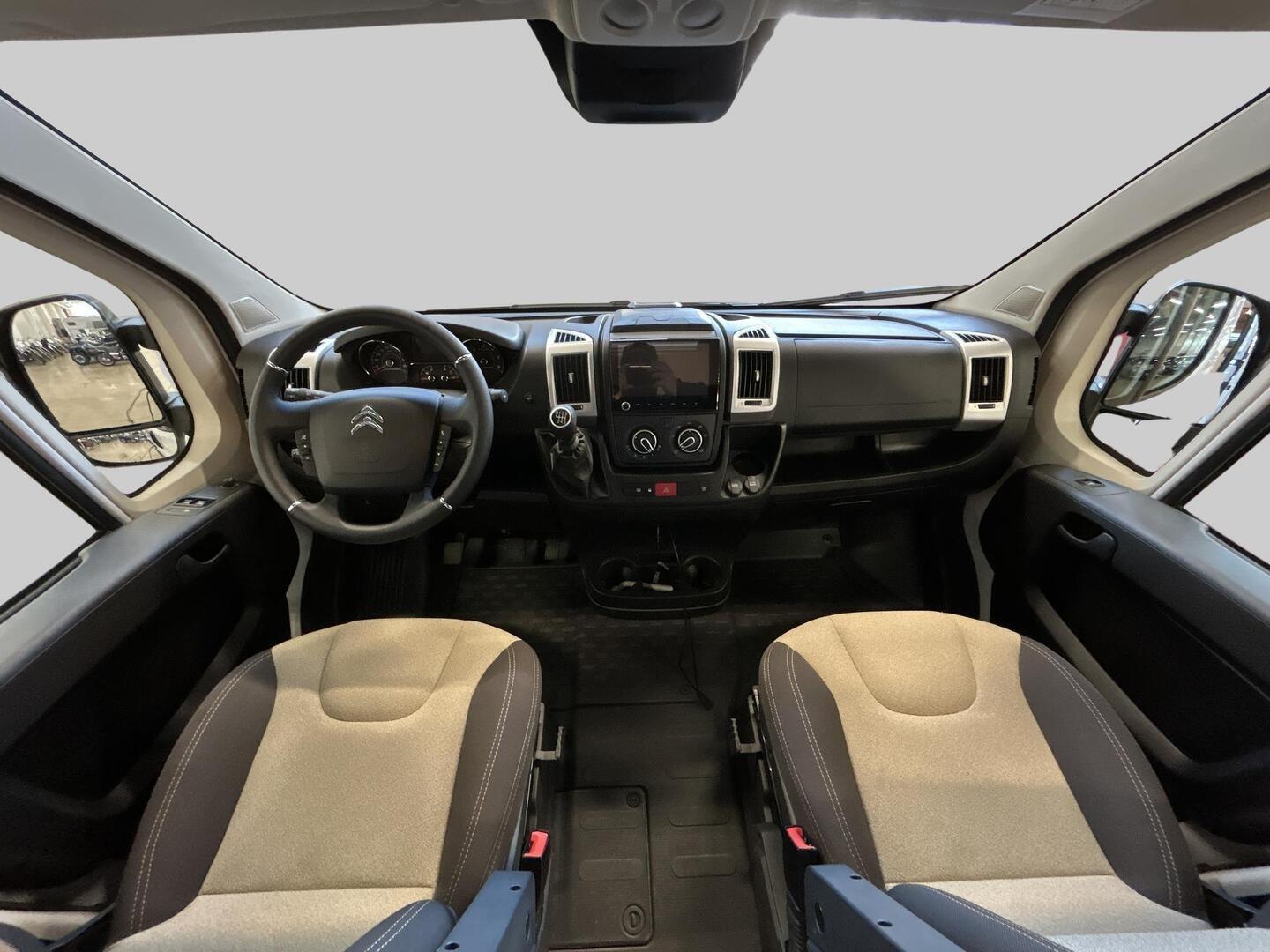 ROADCAR VAN R 600 2024