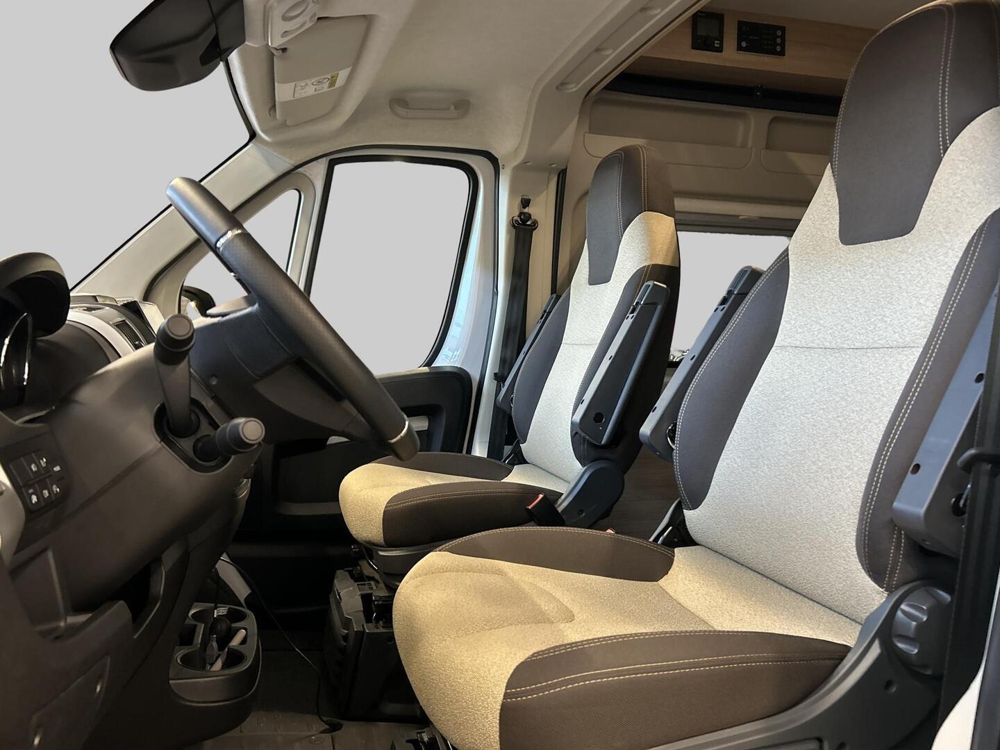 ROADCAR VAN R 600 2024