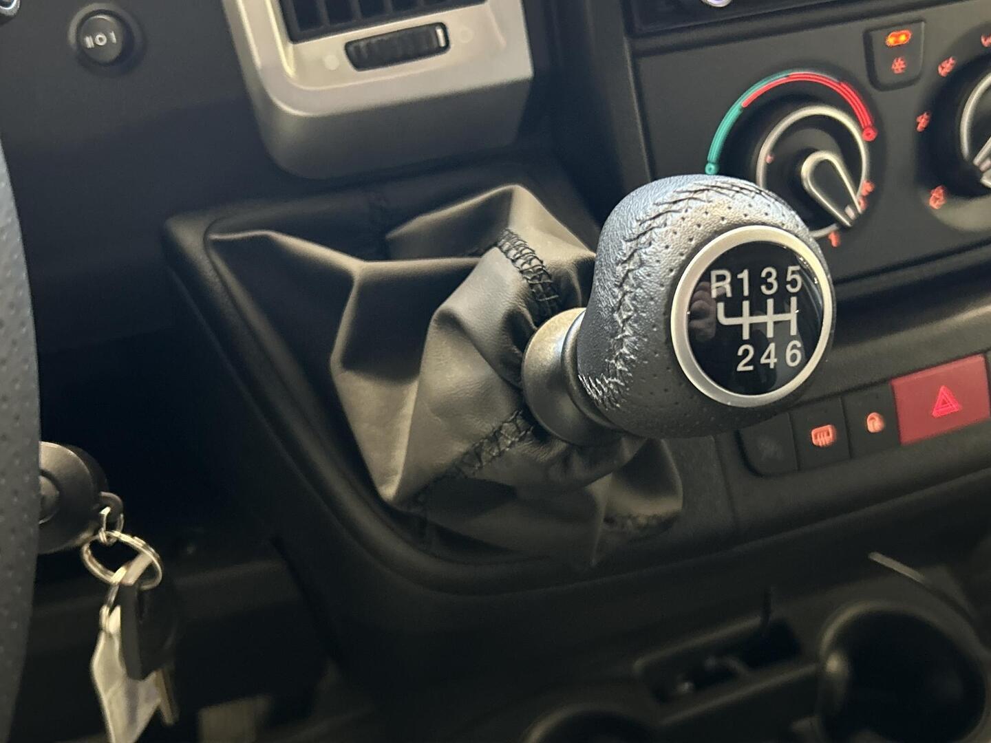 ROADCAR VAN R 600 2024