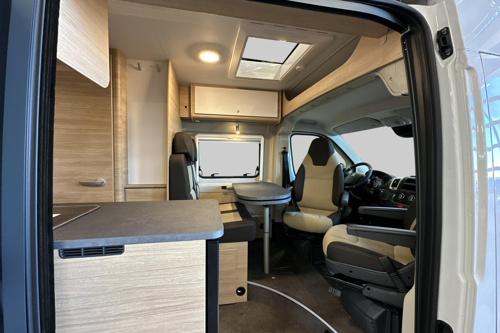 ROADCAR VAN R 600 2024