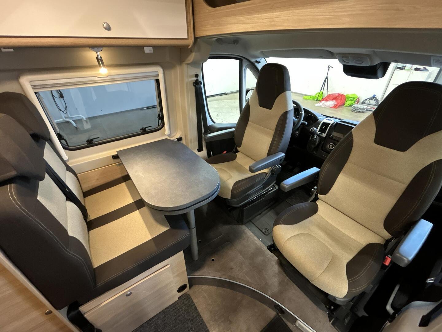 ROADCAR VAN R 600 2024