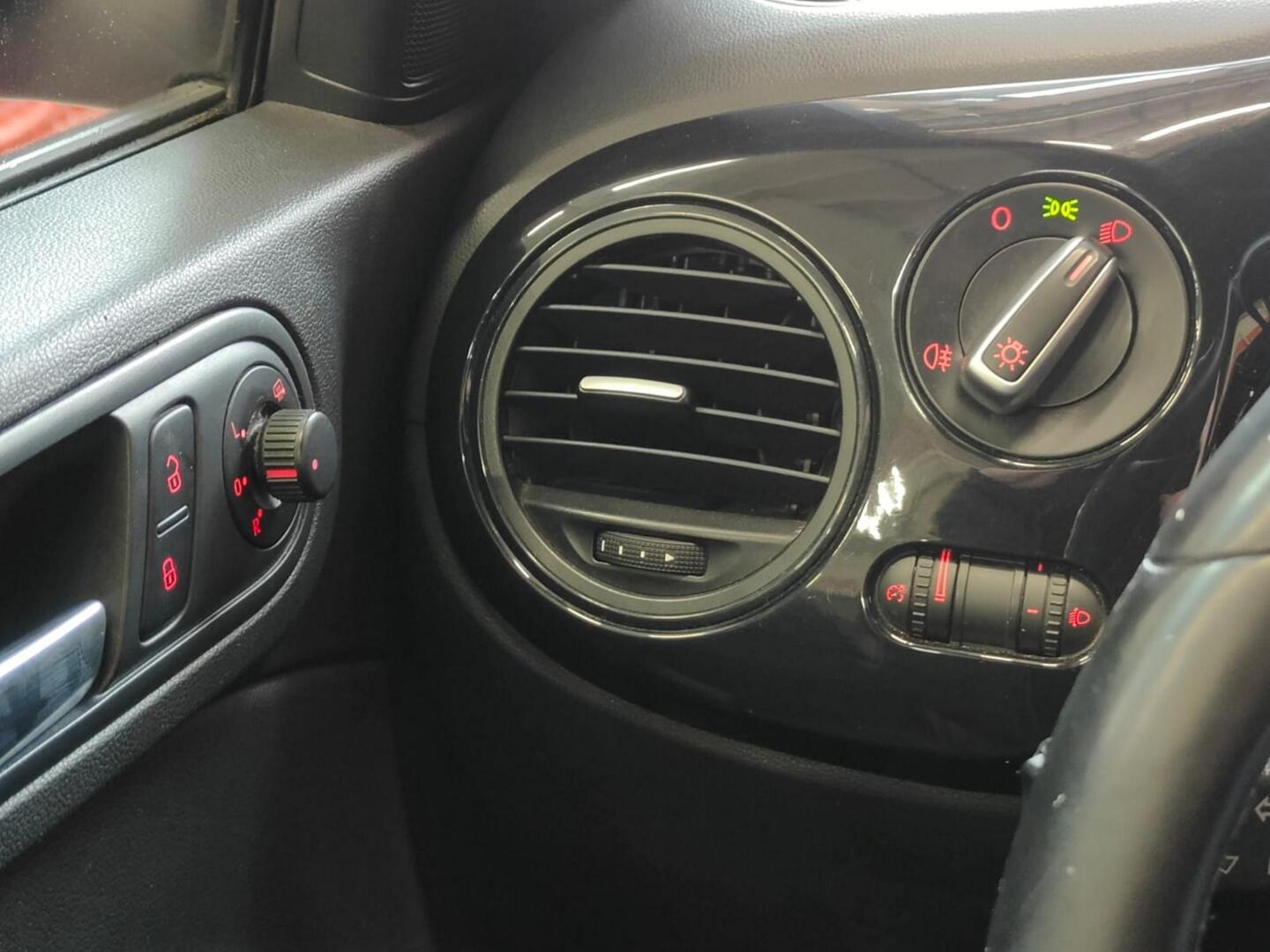 VOLKSWAGEN Beetle 2012