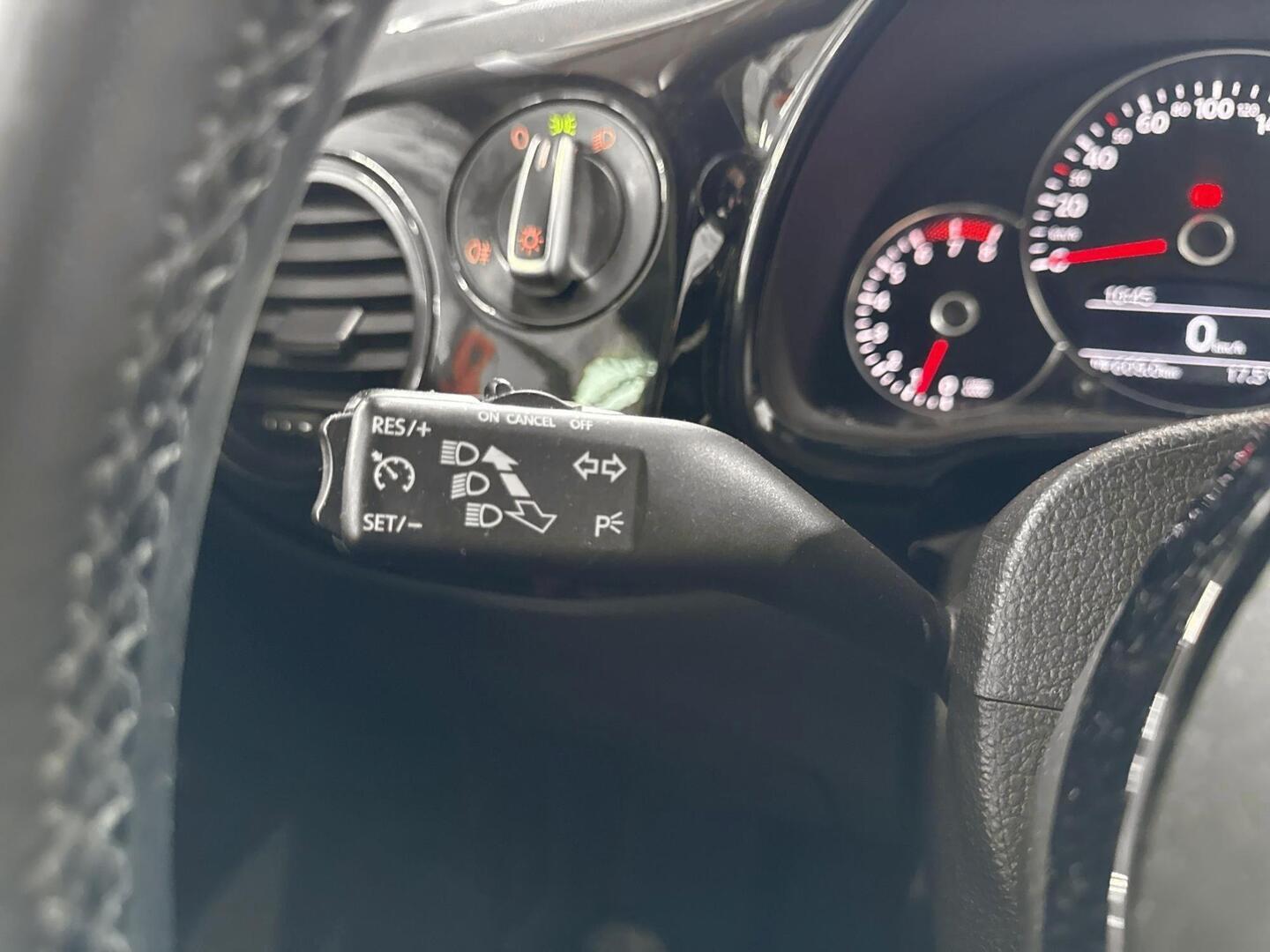 VOLKSWAGEN Beetle 2012