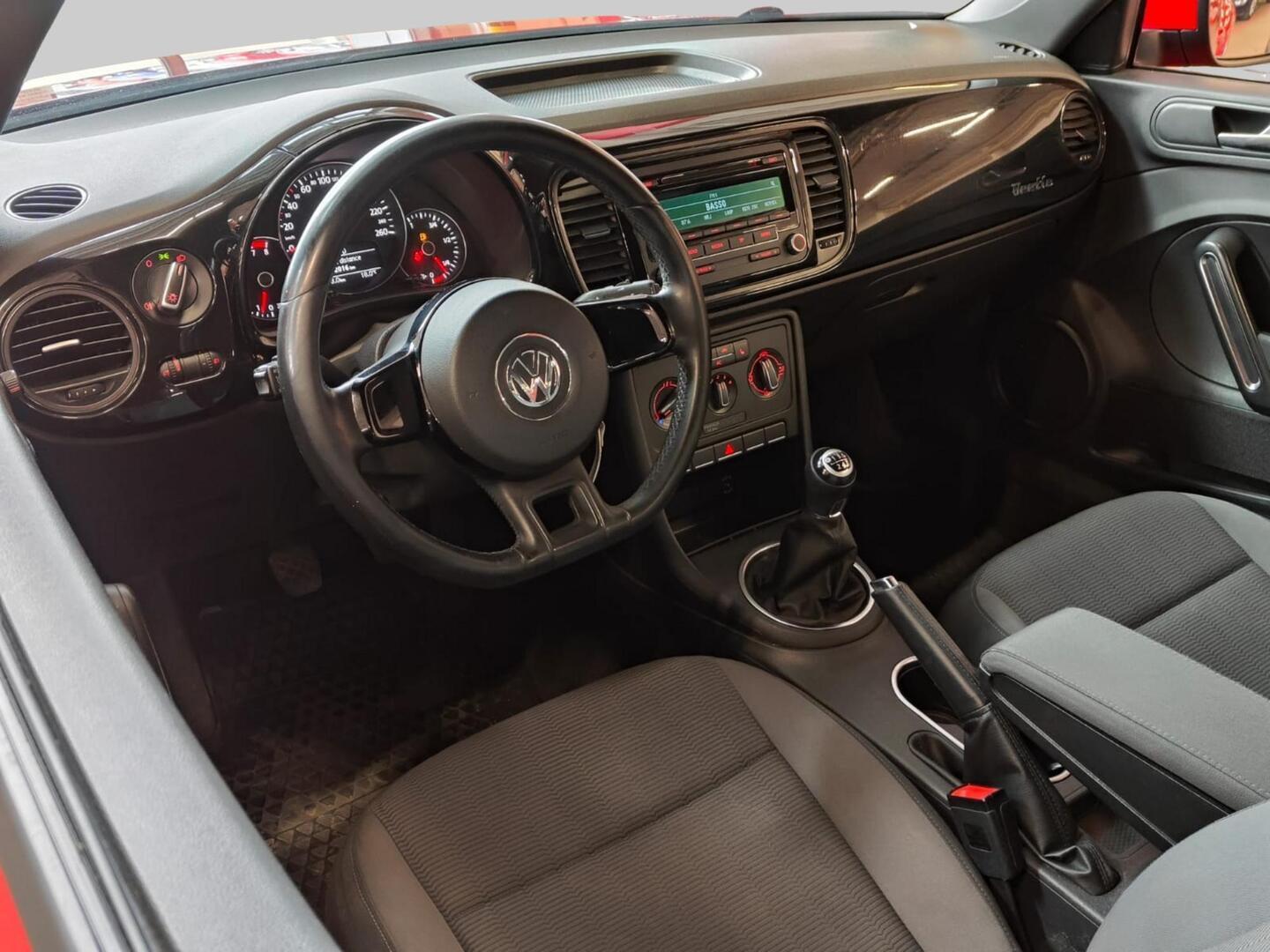 VOLKSWAGEN Beetle 2012