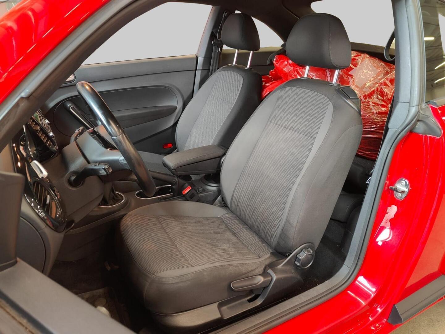 VOLKSWAGEN Beetle 2012