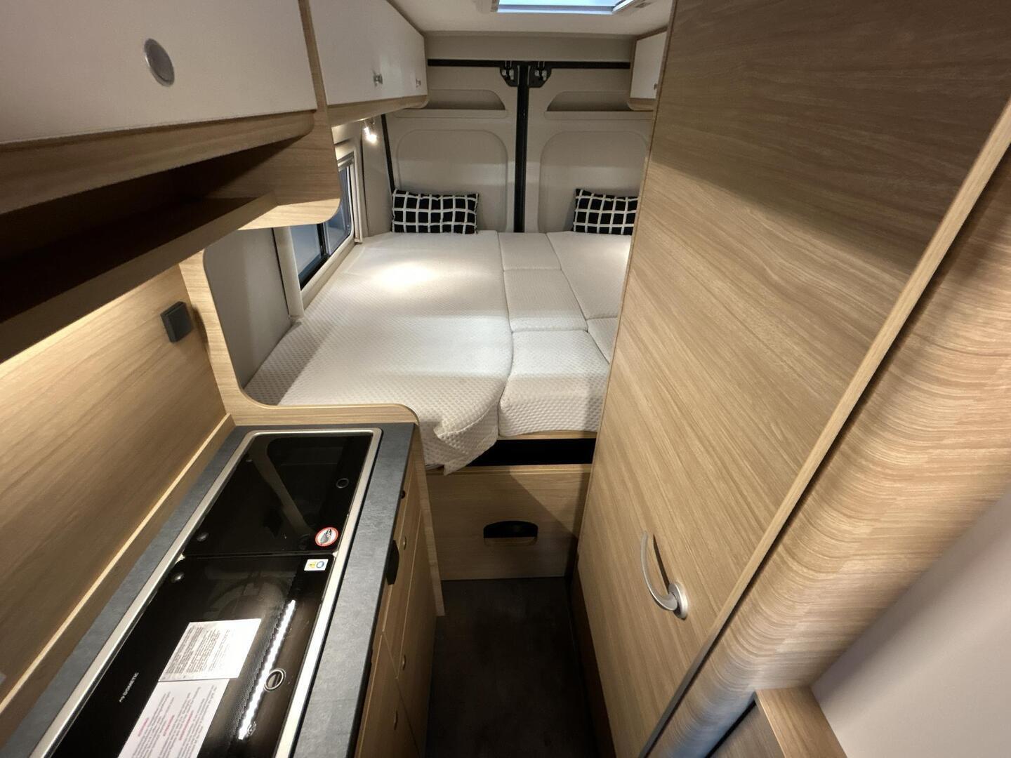 ROADCAR VAN R 640 2024