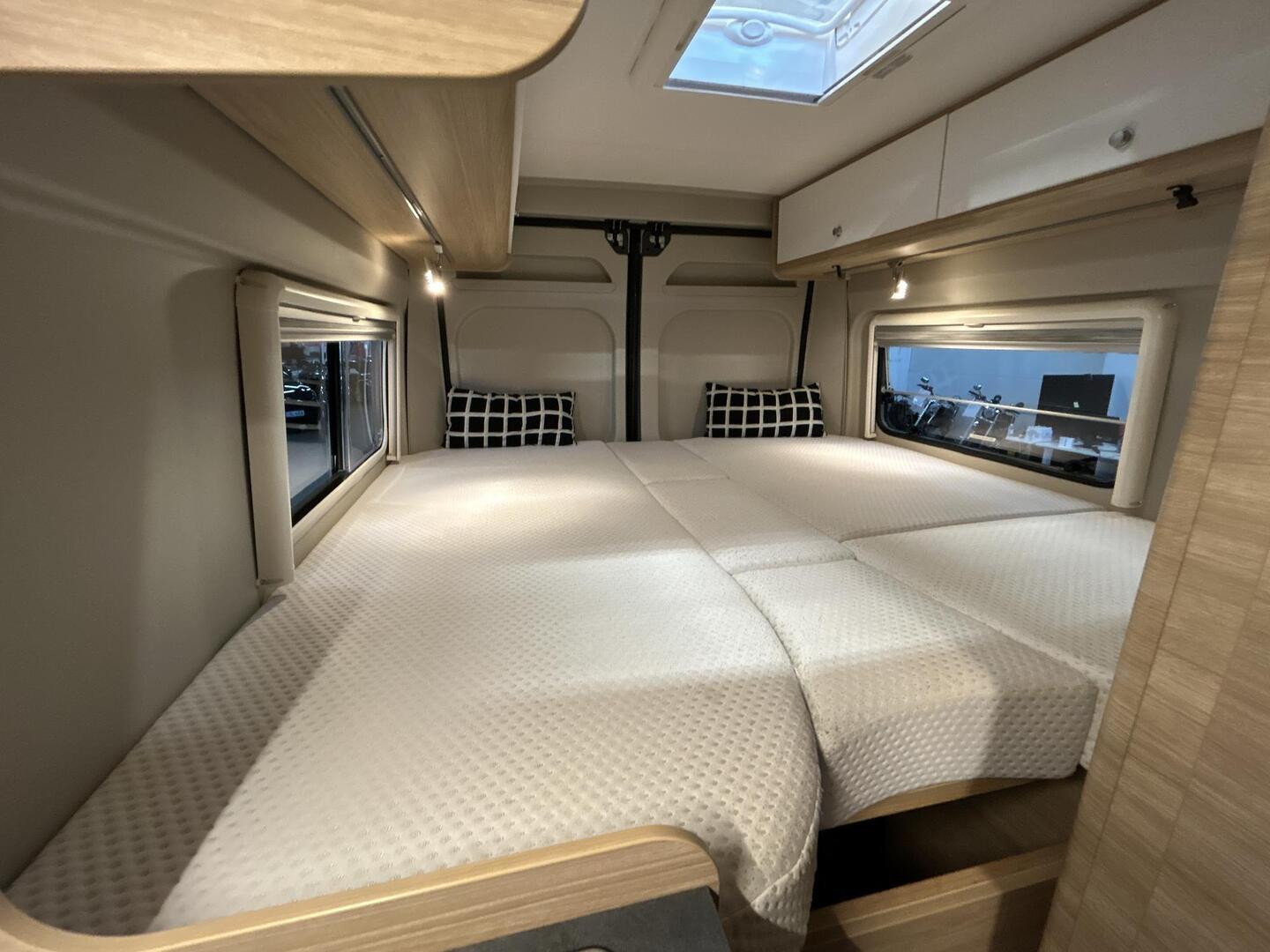 ROADCAR VAN R 640 2024