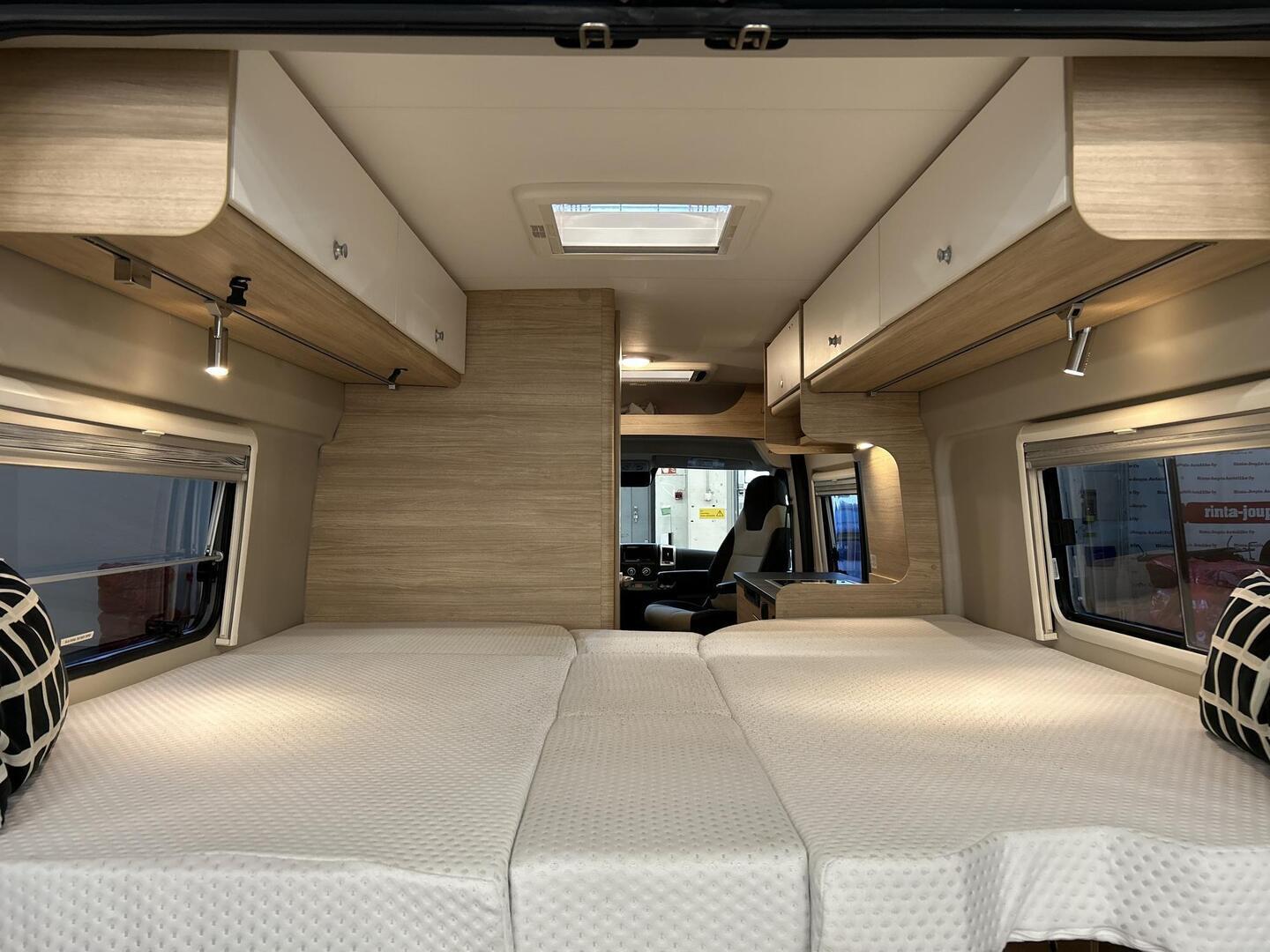 ROADCAR VAN R 640 2024