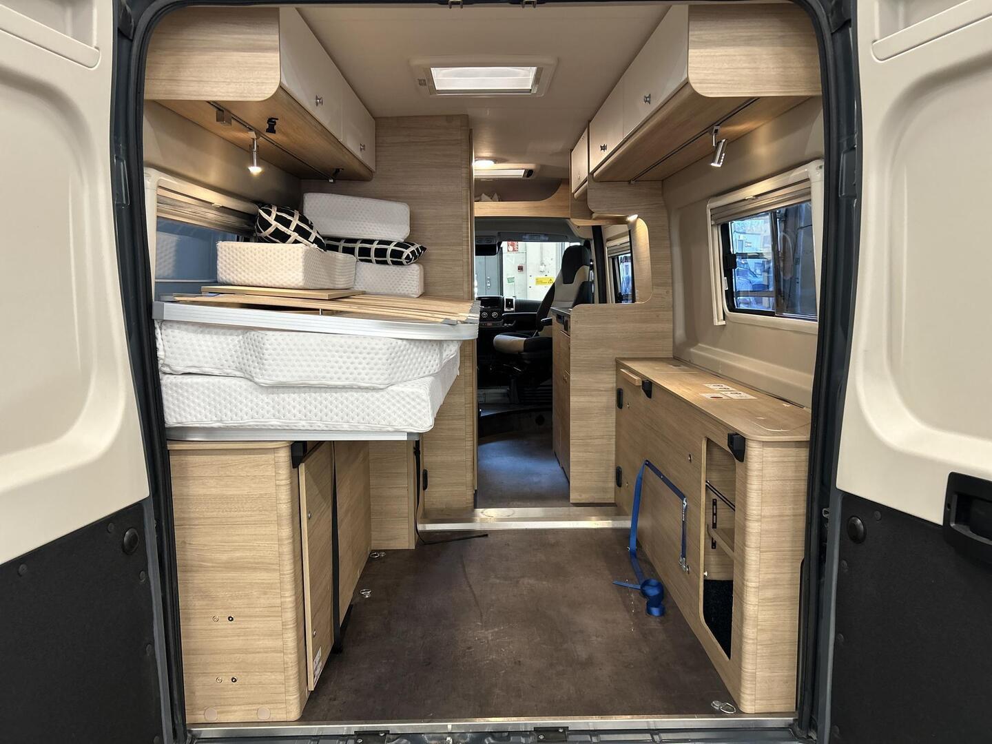 ROADCAR VAN R 640 2024