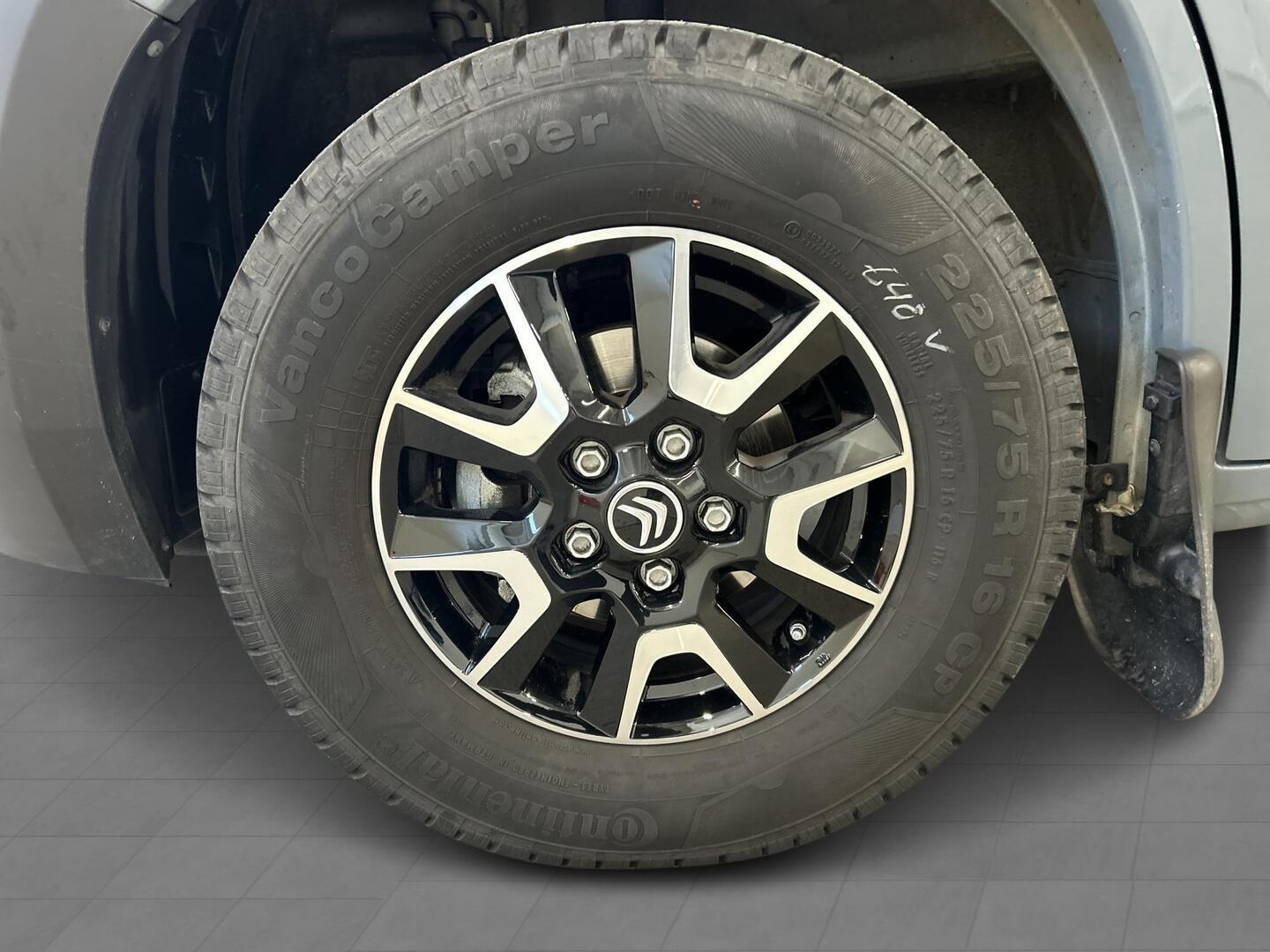 ROADCAR VAN R 640 2024