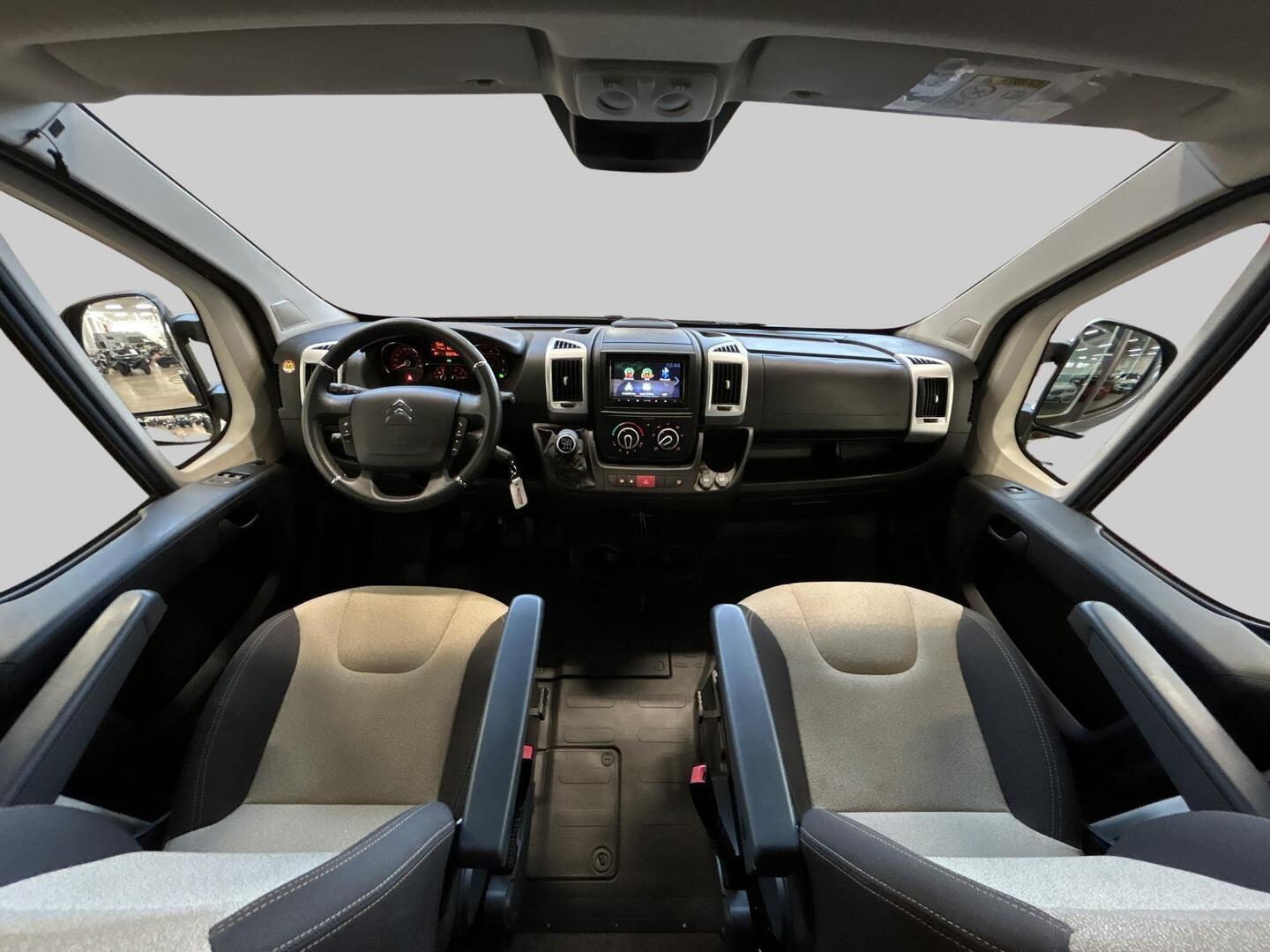 ROADCAR VAN R 640 2024