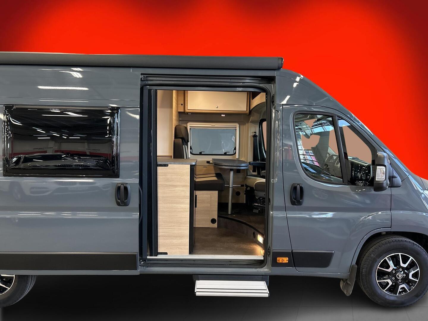 ROADCAR VAN R 640 2024