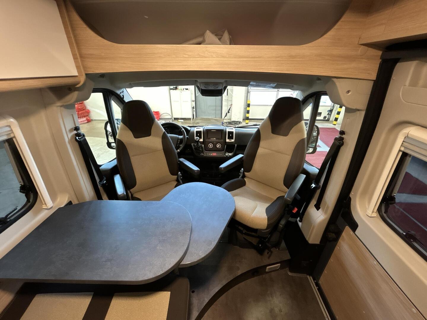 ROADCAR VAN R 640 2024