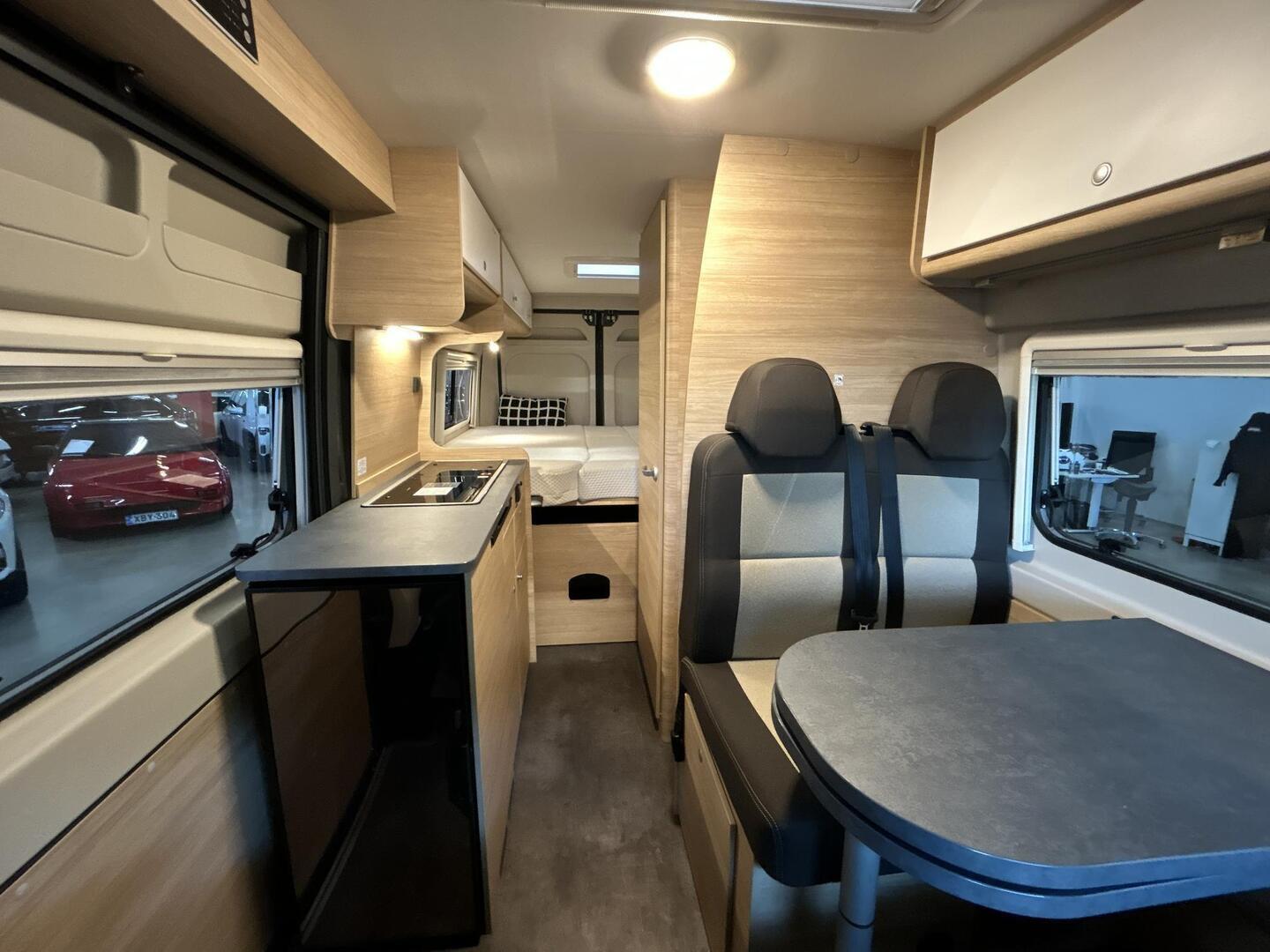 ROADCAR VAN R 640 2024