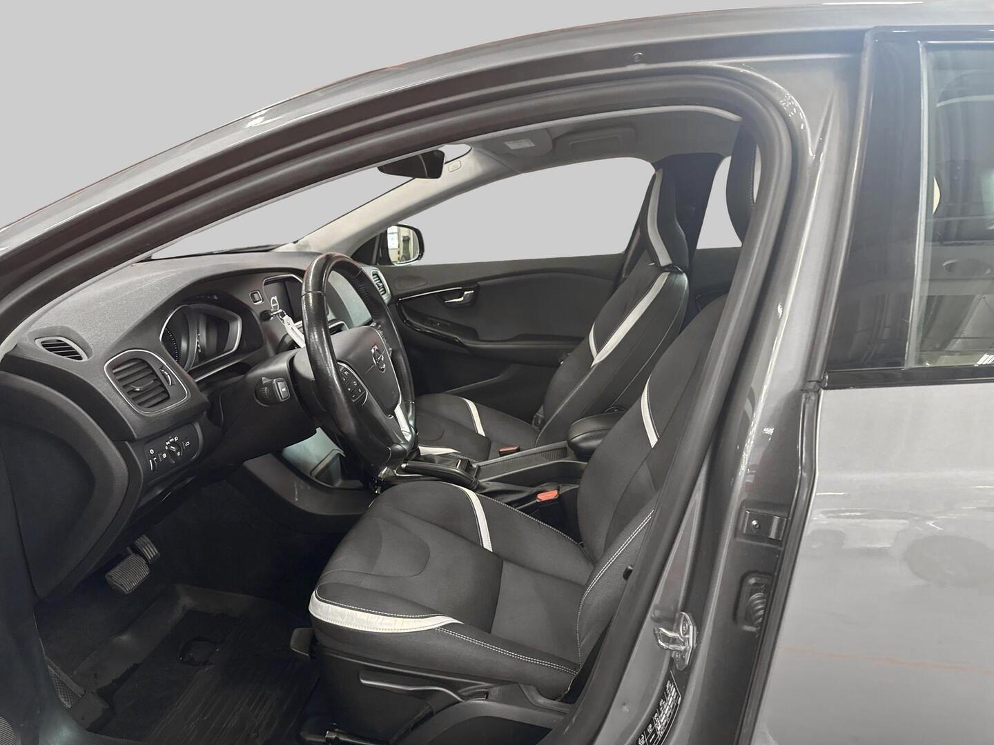 VOLVO V40 2019