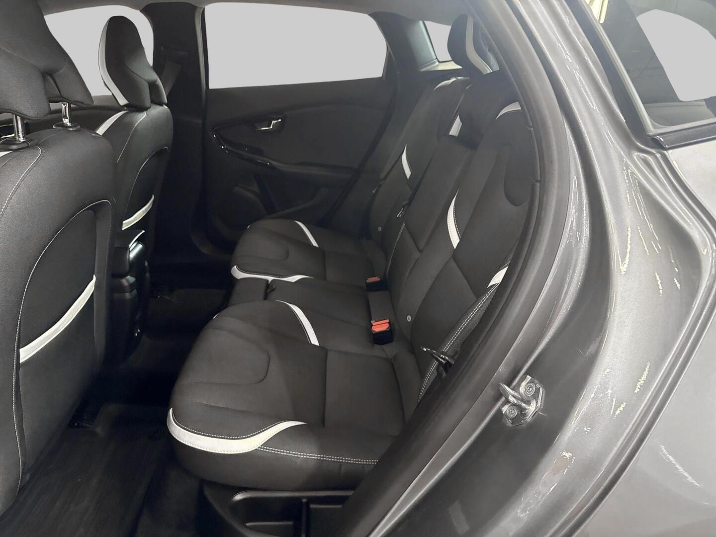 VOLVO V40 2019