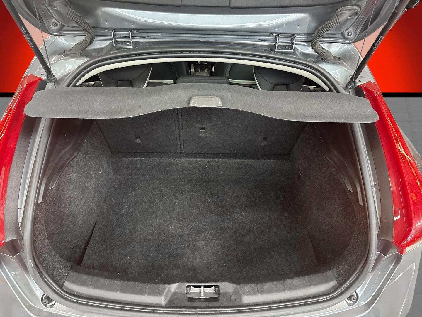 VOLVO V40 2019