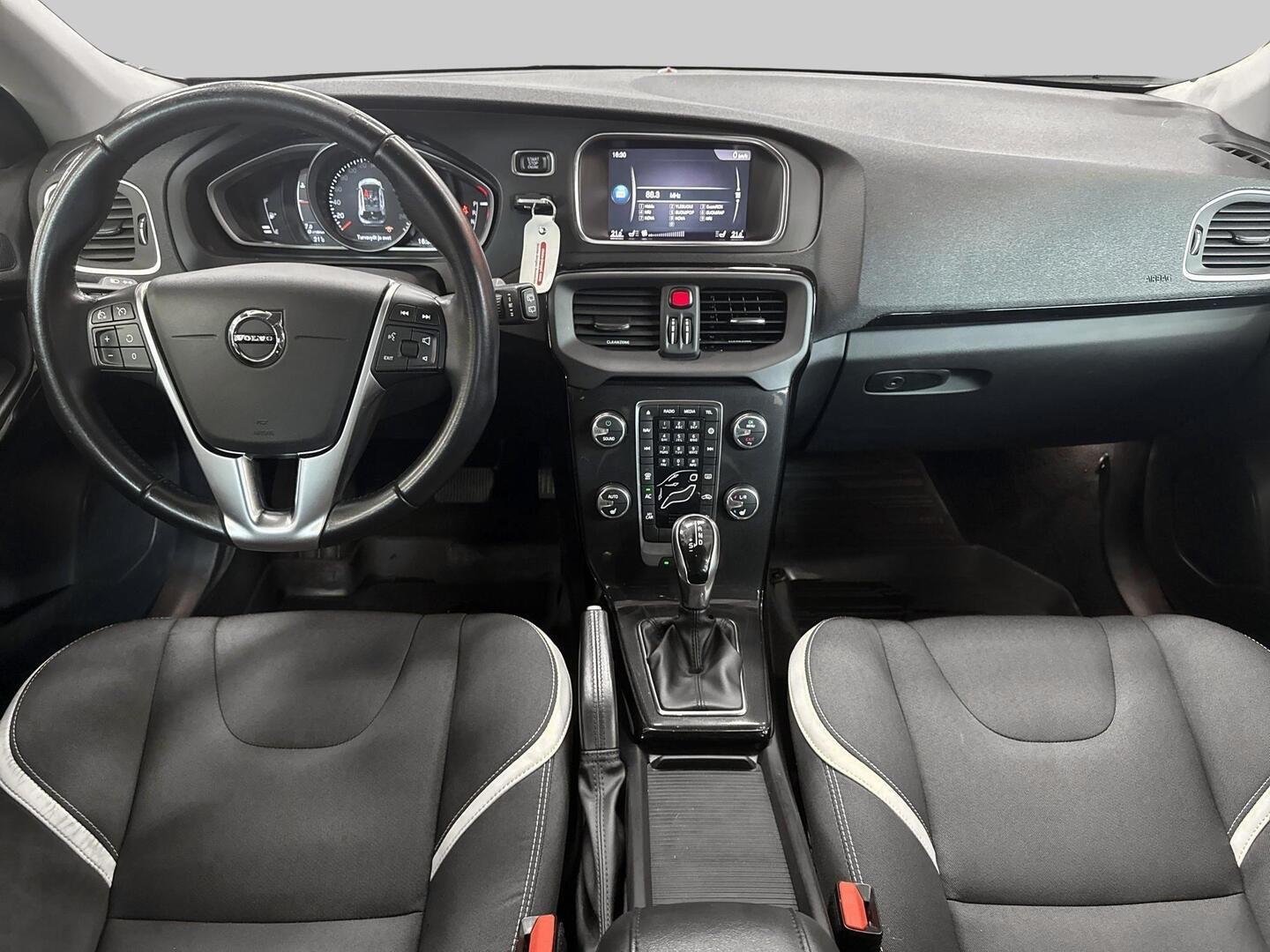 VOLVO V40 2019