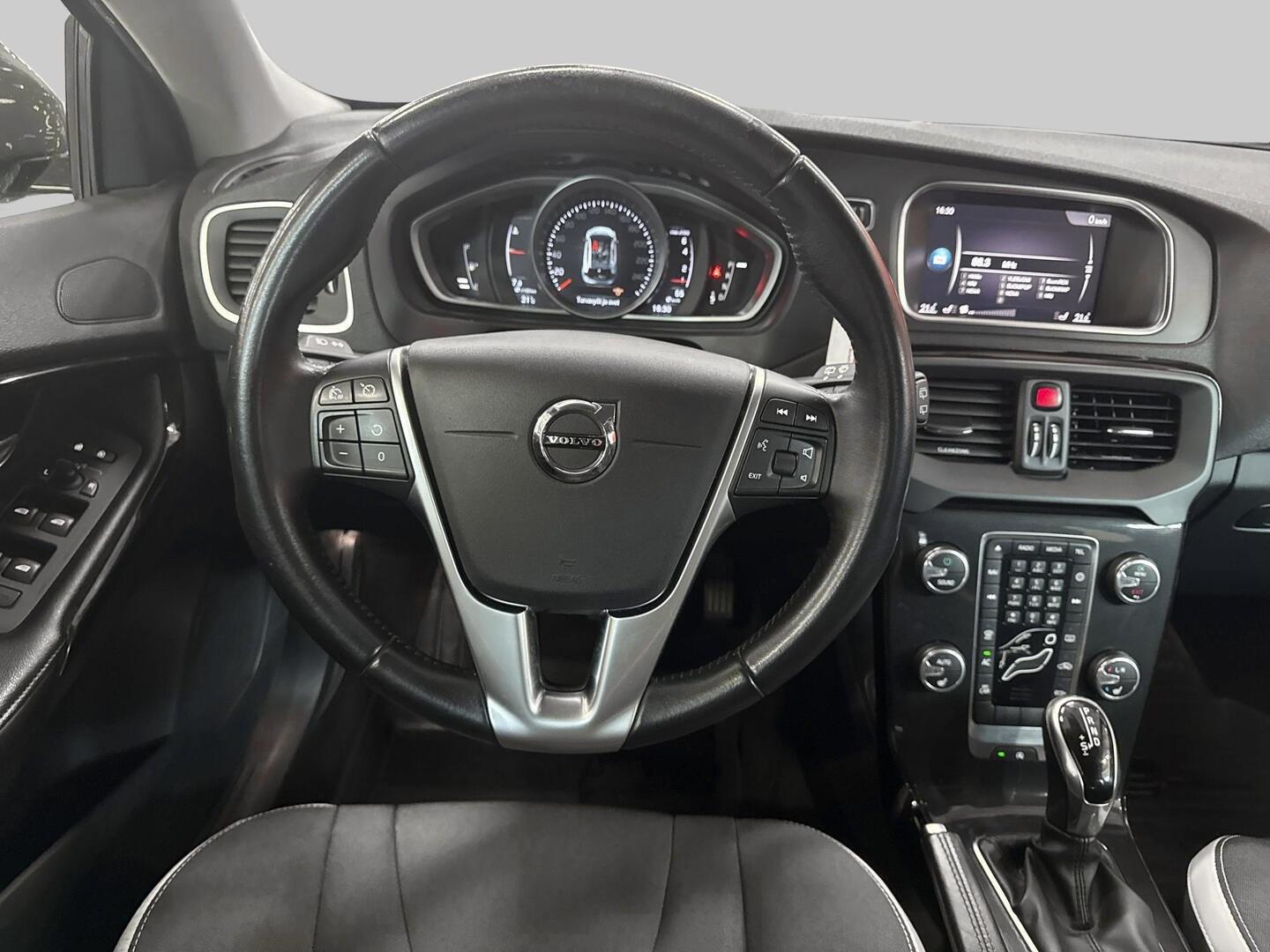 VOLVO V40 2019