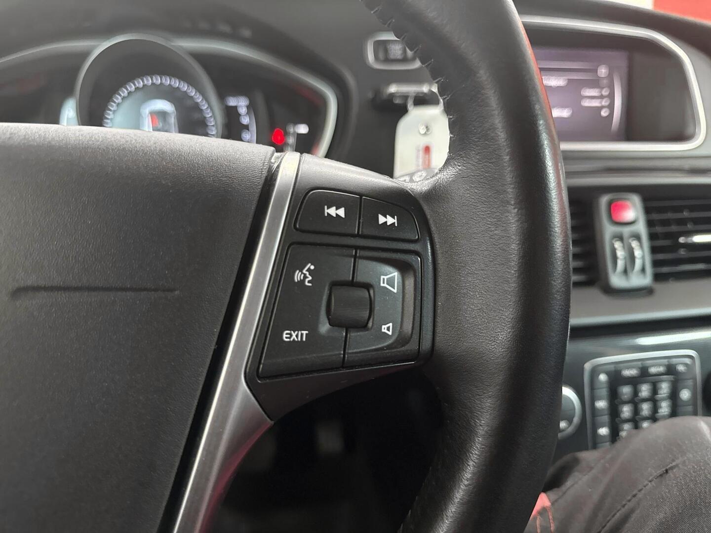 VOLVO V40 2019