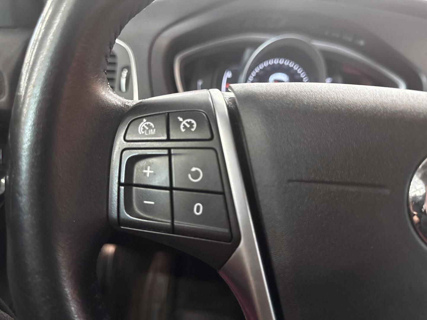 VOLVO V40 2019