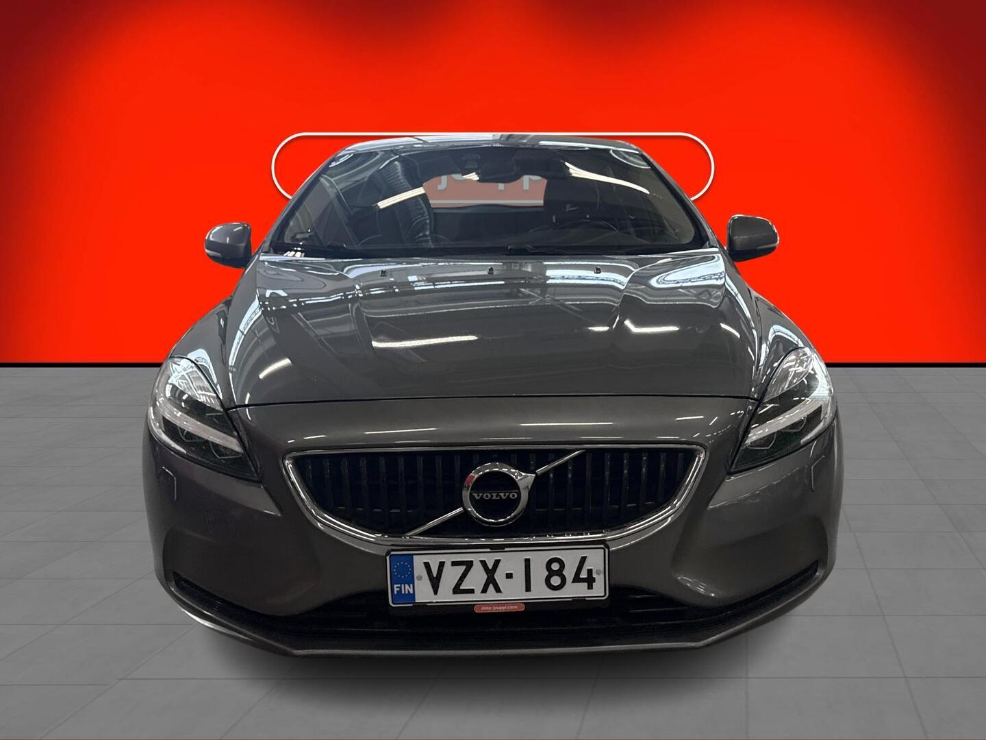 VOLVO V40 2019