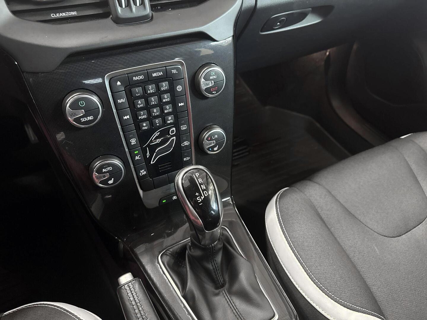 VOLVO V40 2019