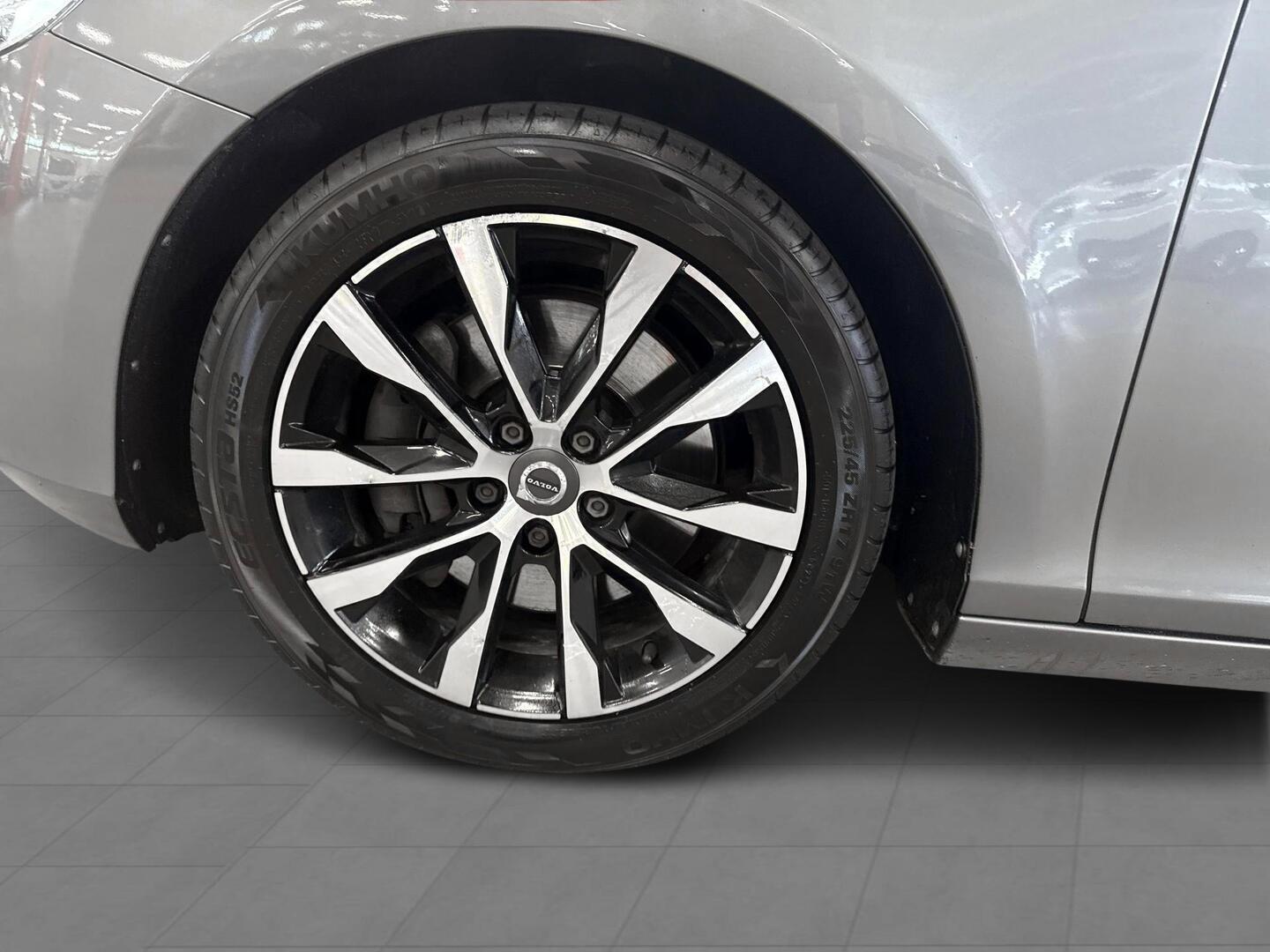 VOLVO V40 2019