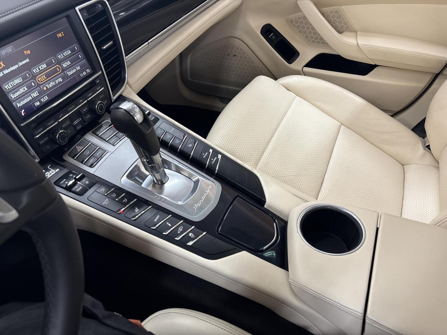 PORSCHE Panamera 2013