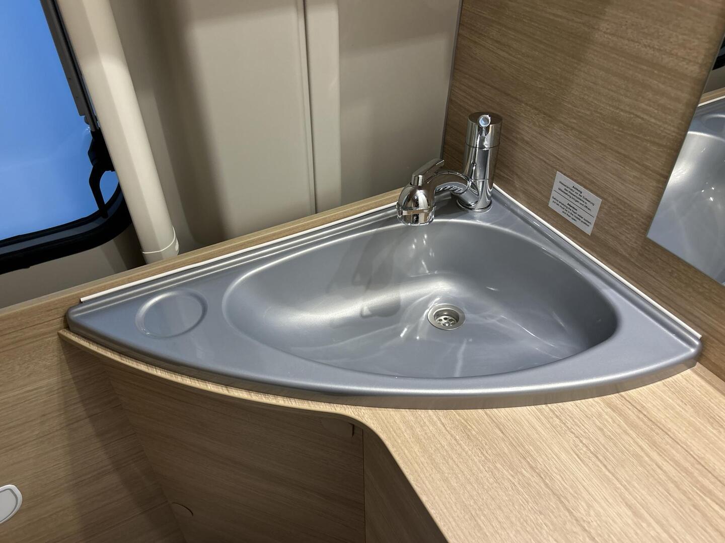 ROADCAR VAN R 640 2023