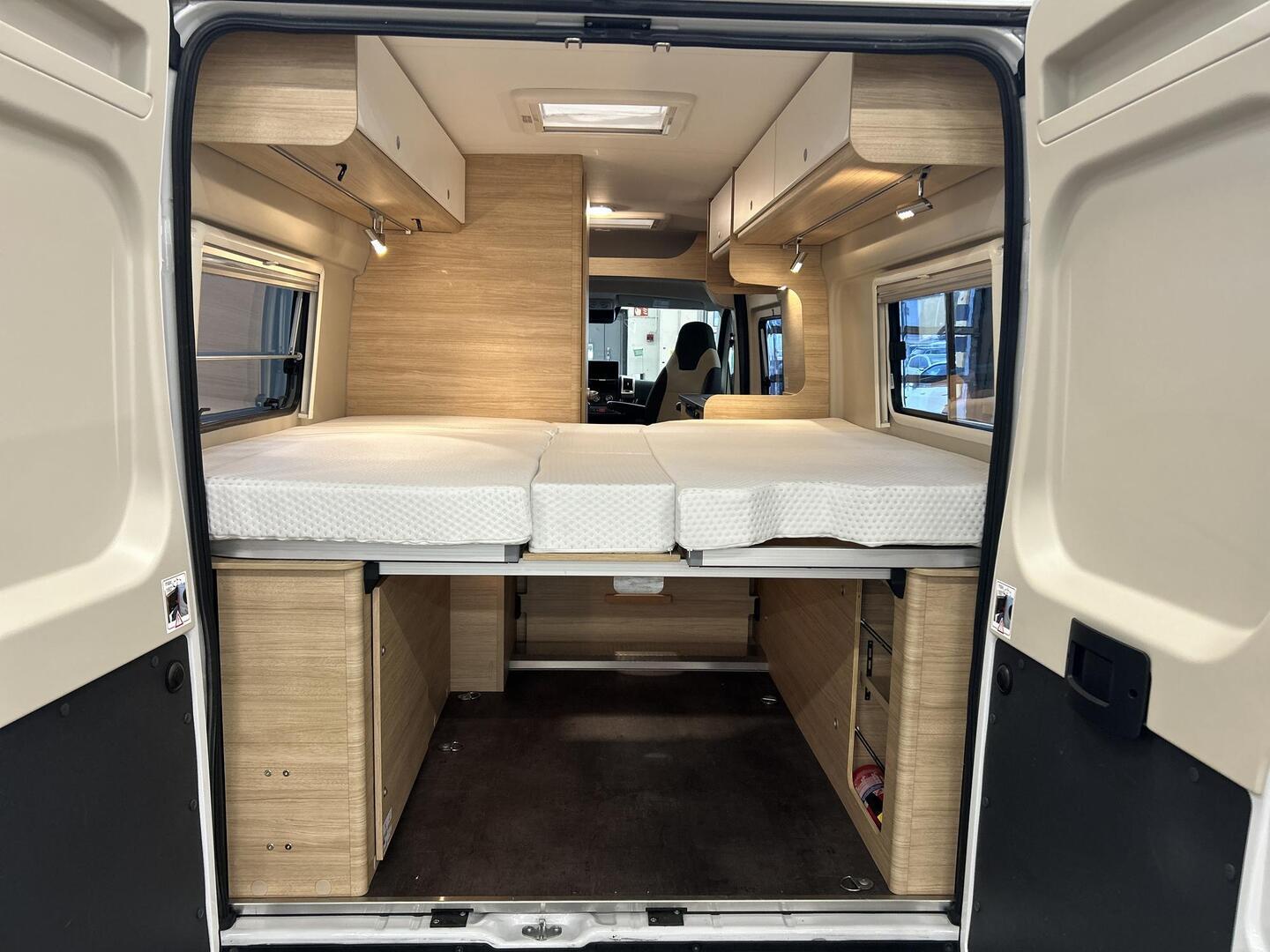 ROADCAR VAN R 640 2023