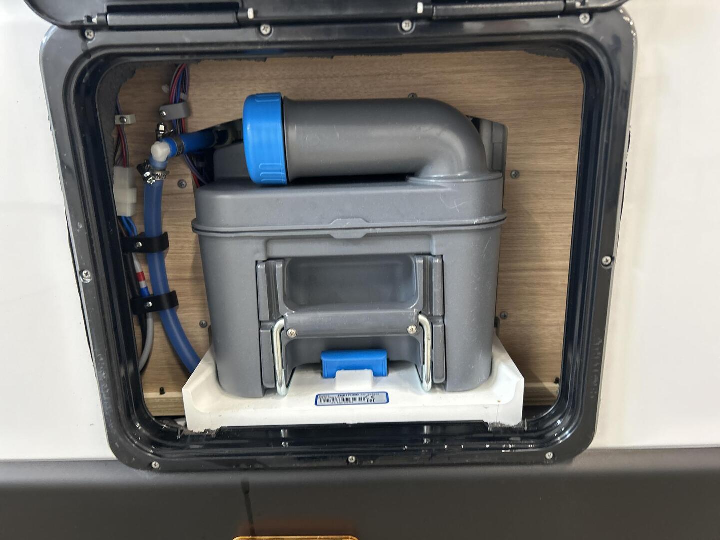 ROADCAR VAN R 640 2023