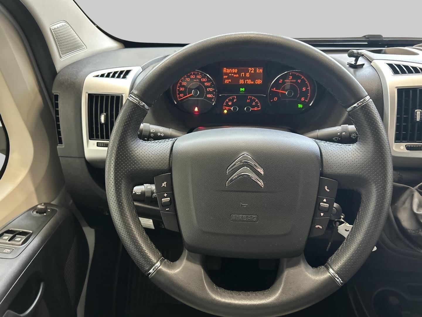 ROADCAR VAN R 640 2023