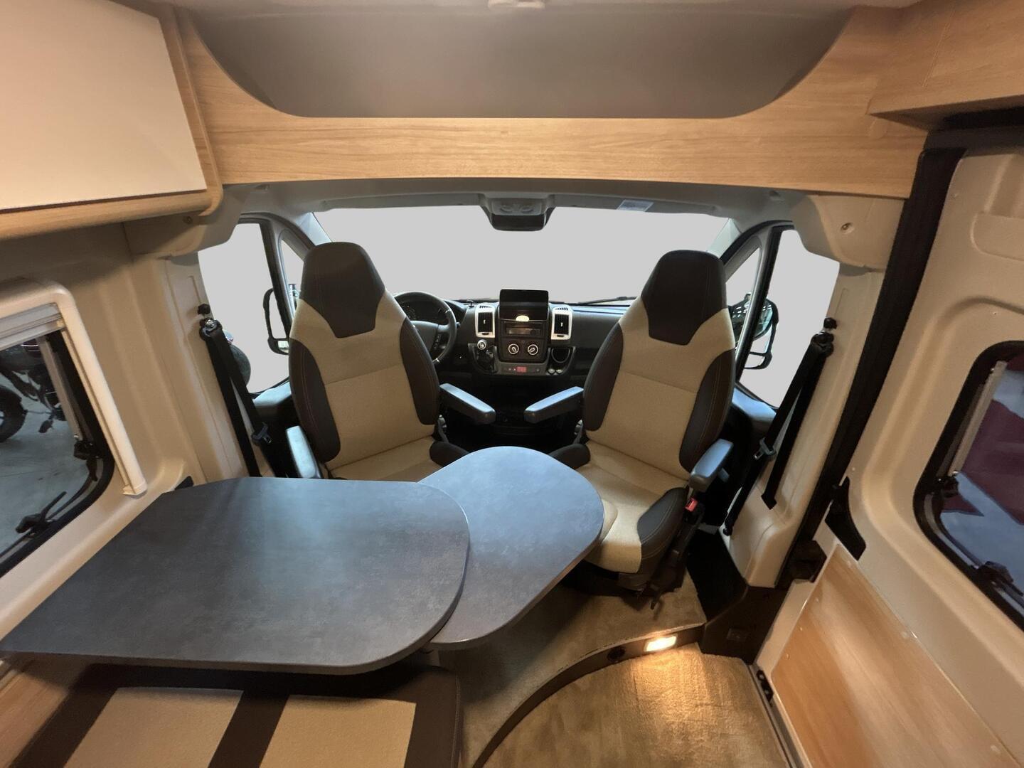 ROADCAR VAN R 640 2023