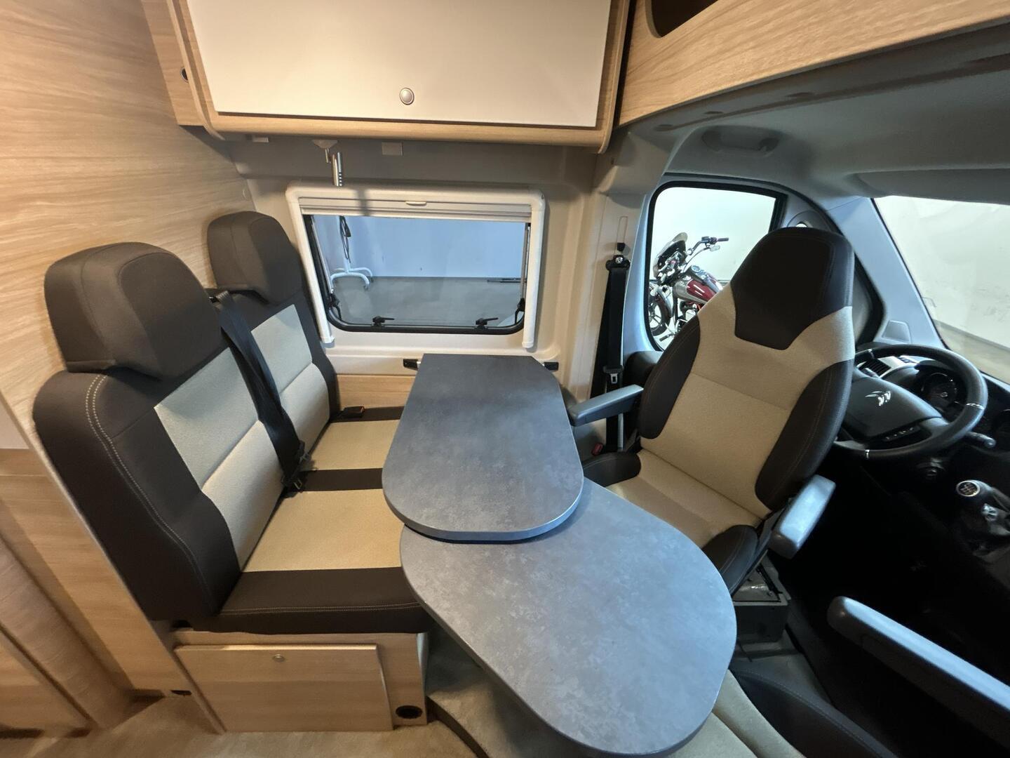 ROADCAR VAN R 640 2023