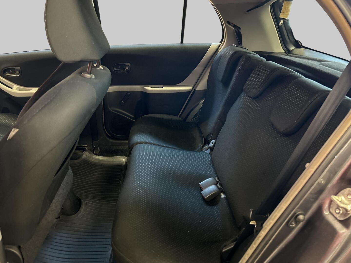 TOYOTA Yaris 2010