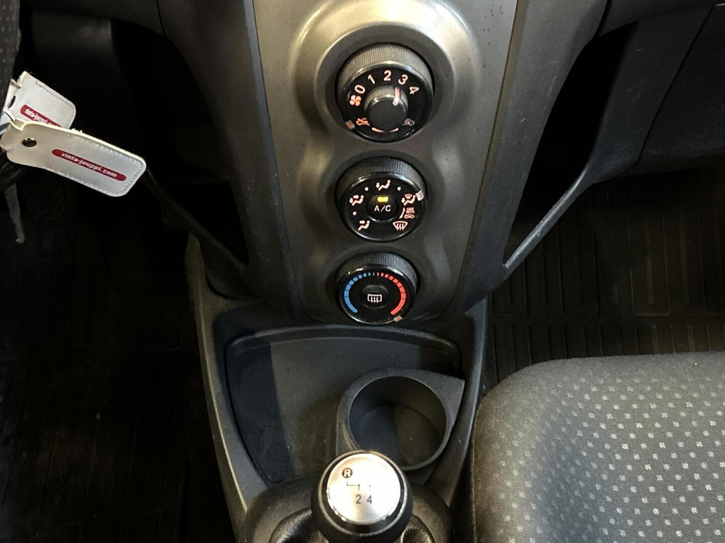 TOYOTA Yaris 2010