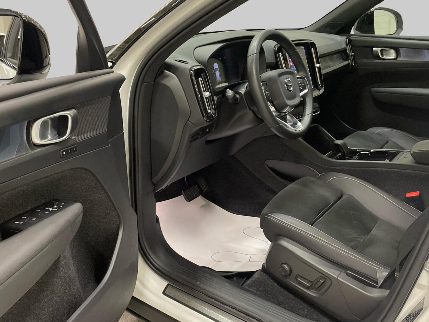 VOLVO XC40 2023