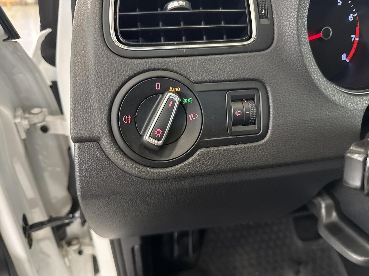 VOLKSWAGEN Polo 2015