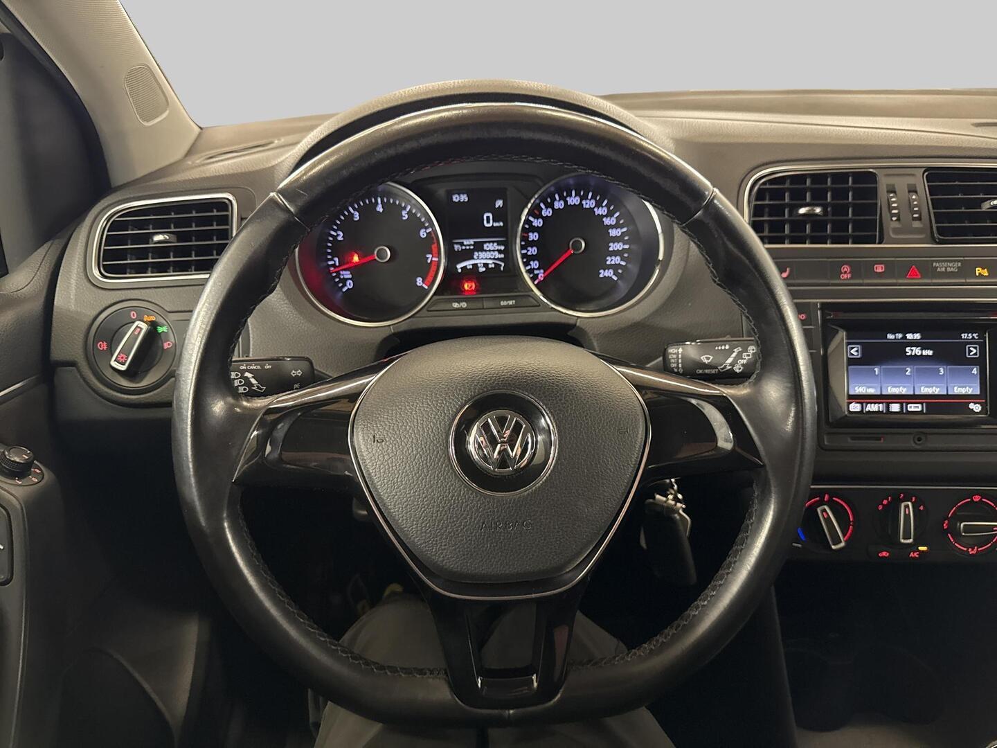 VOLKSWAGEN Polo 2015