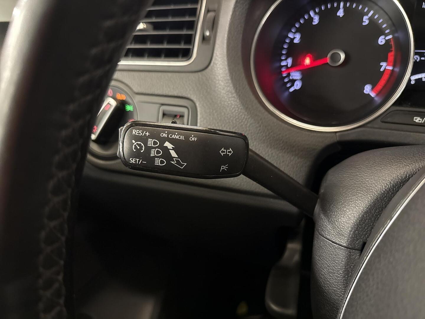 VOLKSWAGEN Polo 2015