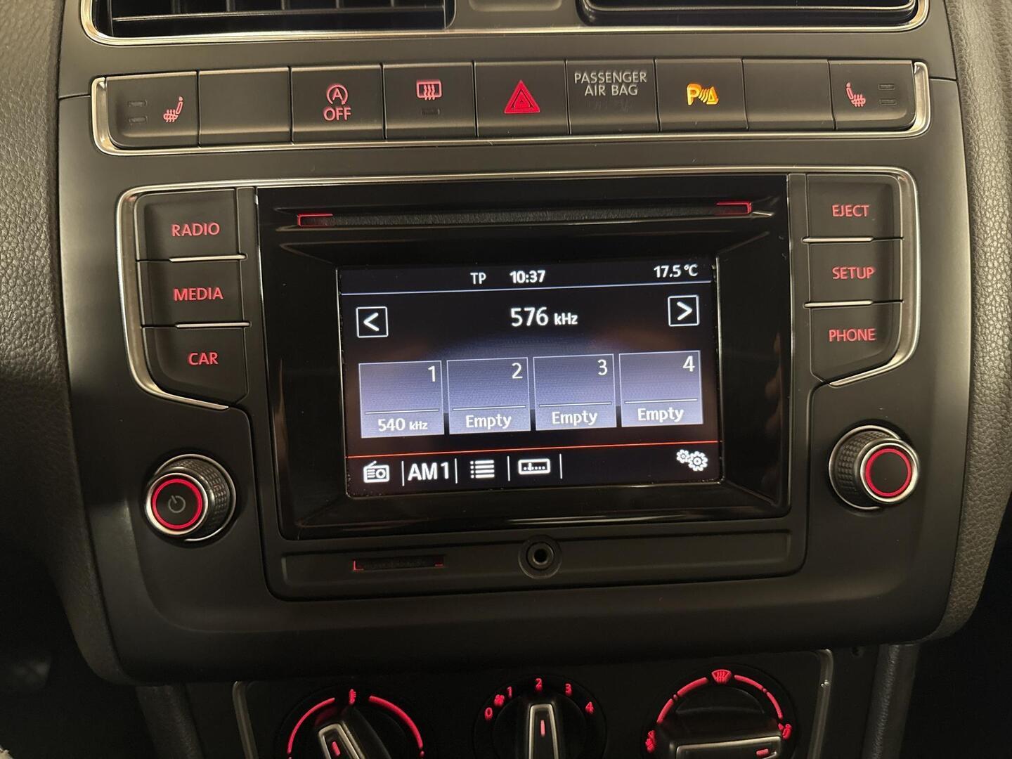 VOLKSWAGEN Polo 2015