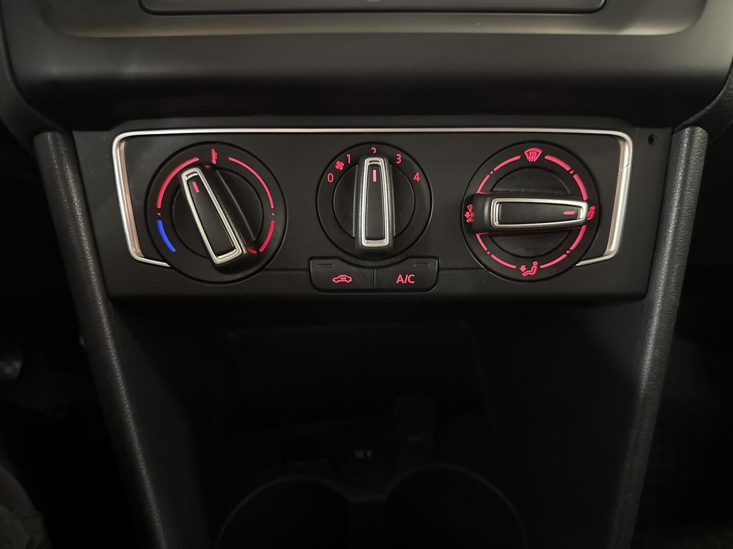 VOLKSWAGEN Polo 2015