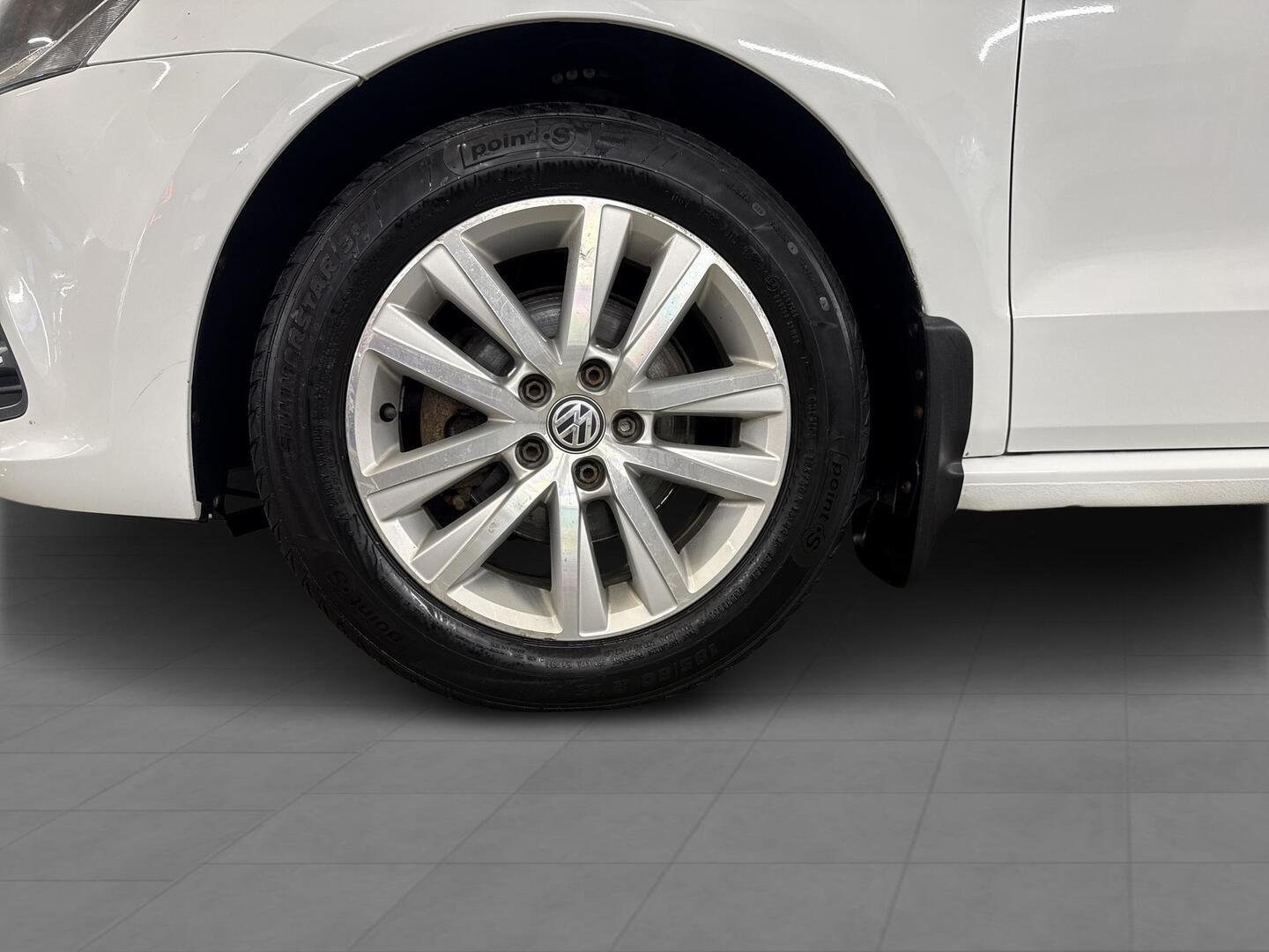 VOLKSWAGEN Polo 2015