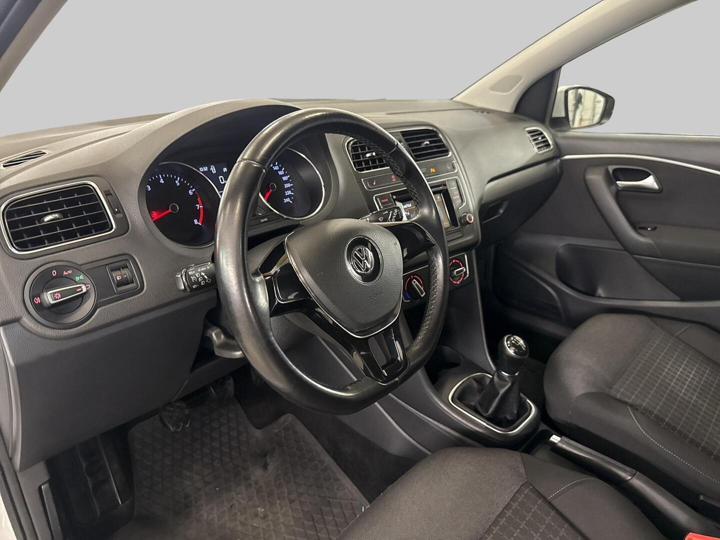 VOLKSWAGEN Polo 2015