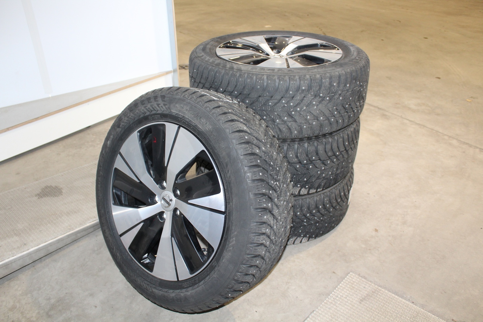 VOLVO XC40 2023